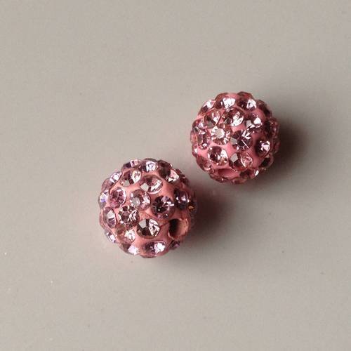 Lot de deux perles rondes facettées en cristal rose 