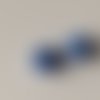 Lot de deux perles rondes facettées en cristal bleu clair 