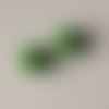Lot de deux perles rondes facettées en cristal vert 