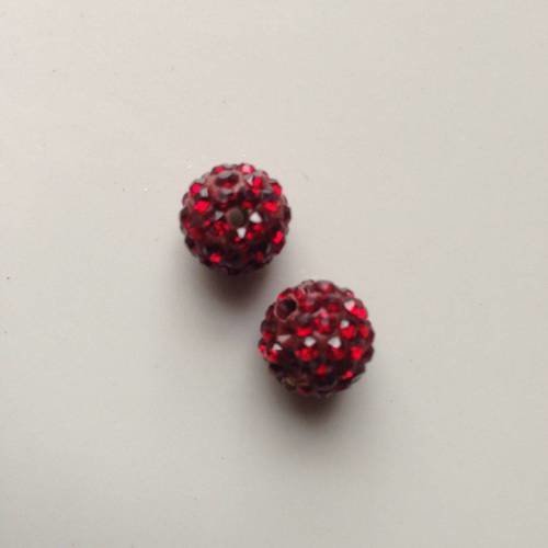 Lot de deux perles rondes facettées en cristal rouge 