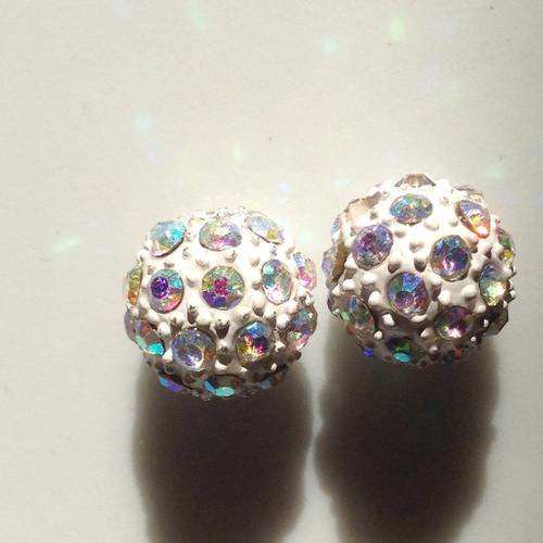 Lot de deux perles rondes facettées en cristal blanc irisé 
