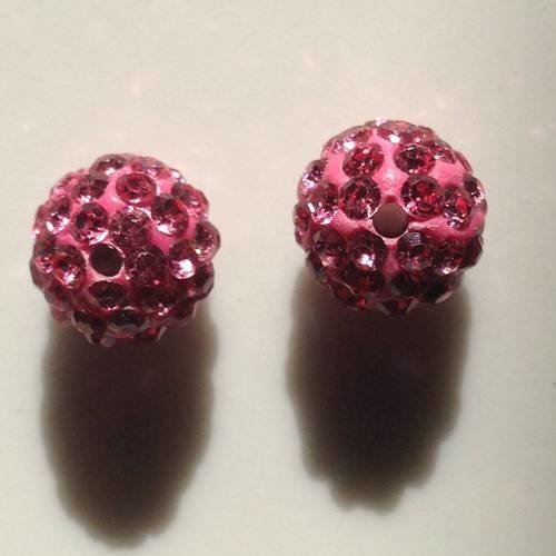 Lot de deux perles rondes facettées en cristal fuchsia 