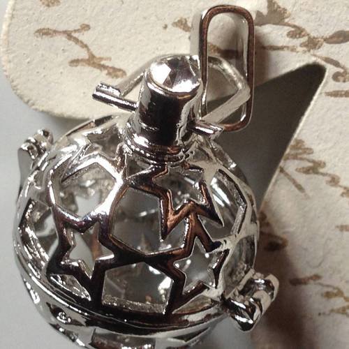 Très beau pendentif métal argenté fiole-cage à perle avec accroche 