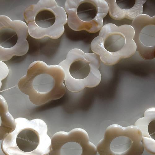 Lot de deux perles fleurs évidées en nacre blanche 30 mm 