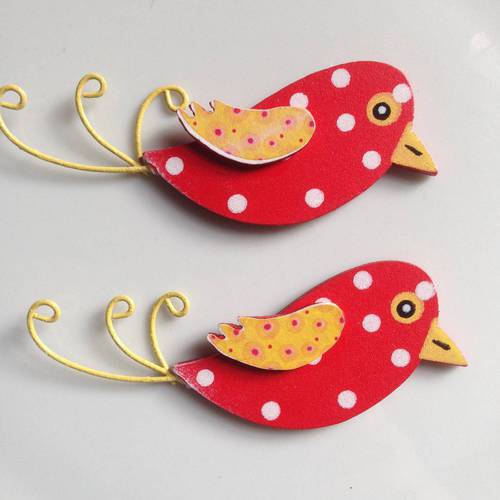 Duo d'oiseaux en bois en rouge et jaune - Un grand marché