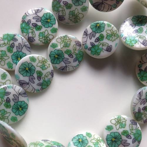 Perles rondes nacre fleurs en vert et gris x2 