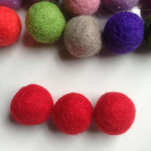 Trio de perles rondes feutrées en rouge uni 