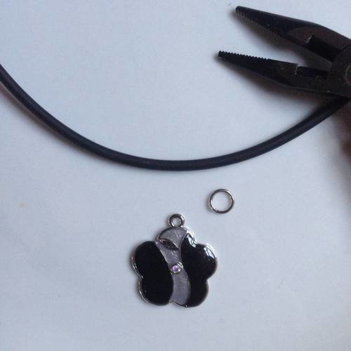 Les kits de sophie - collier noir caoutchouc noir et son pendentif 