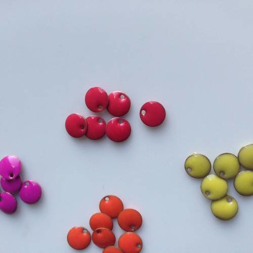 Lot de six breloques rondes émail en rose foncé 