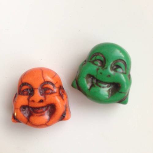 Duo de perles têtes de bouddha en howlite en vert et orange 