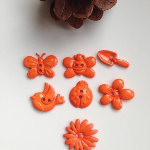 Lot spécial 7 boutons synthétiques en orange thème nature 