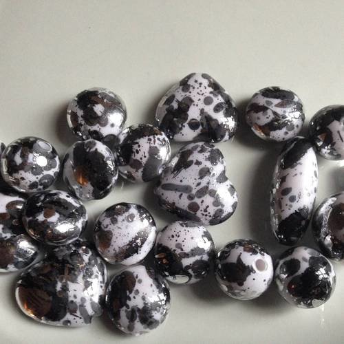Lot de 20 perles synthétiques en noir blanc et argenté 