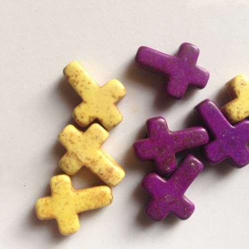 8 croix howlite en violet et jaune 