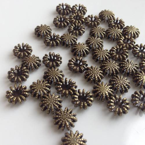 Lot de dix perles en bronze rondes avec griffes 