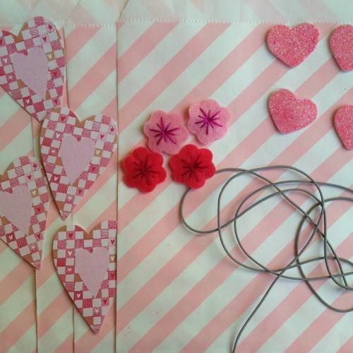 Kit de 4 sachets en papier kraft rayures roses pâles + décors assortis 