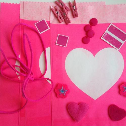 Kit de 4 sachets en papier kraft coeur en rose vif + décors assortis 