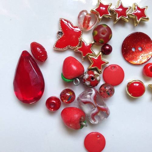 Lot de 24 perles thème rouge étoiles, gouttes, pommes 