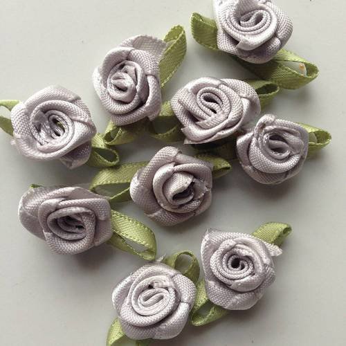 Lot de 10 petites roses satin en gris clair sur ruban vert 