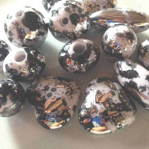 Lot de 14 perles 5 formes différentes en blanc noir argenté 