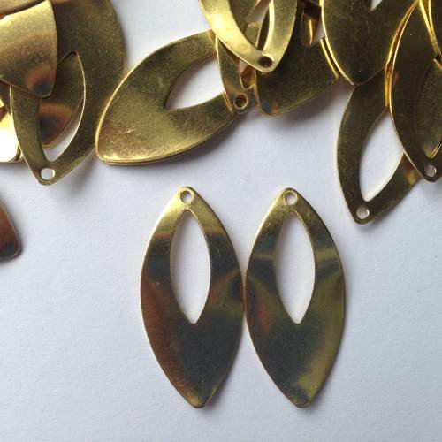 Duo de pendentifs en métal doré forme ovale et vague 