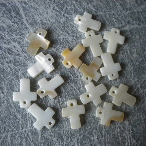 Croix en nacre blanches percées petit modèle x15 exemplaires 