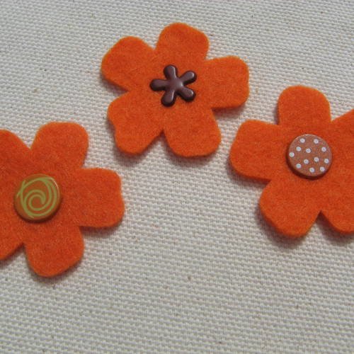 Lot de 3 fleurs en feutrine et leurs décors assortis orange et marron 