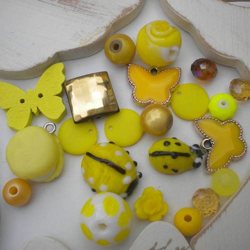 20 perles verre, synthétique, bois assortiment en jaune 