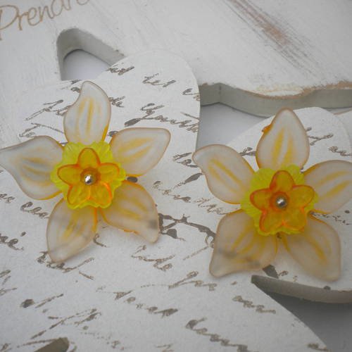 Duo de fleurs perles synthétiques en jaune et orange prêtes à être montées 