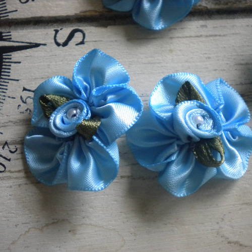 Duo de fleurs satin bleu et vert 25mm à coudre ou à coller 