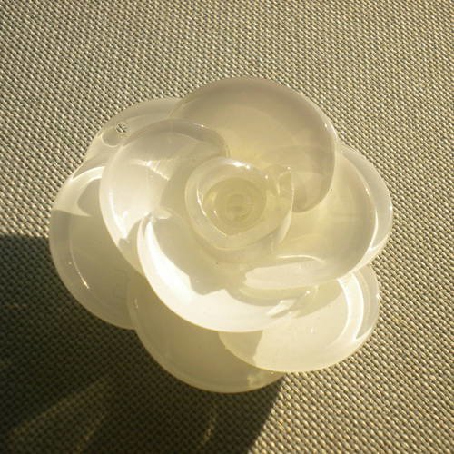 Pendentif fleur en plexi blanc x1 exemplaire petit modèle 