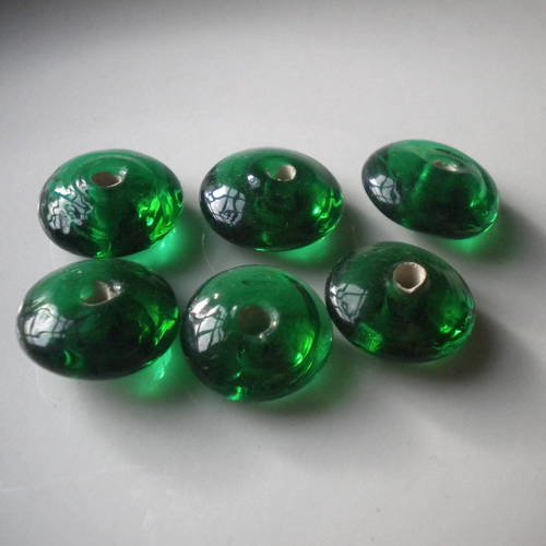 Lot de six perles en verre toupies en vert 