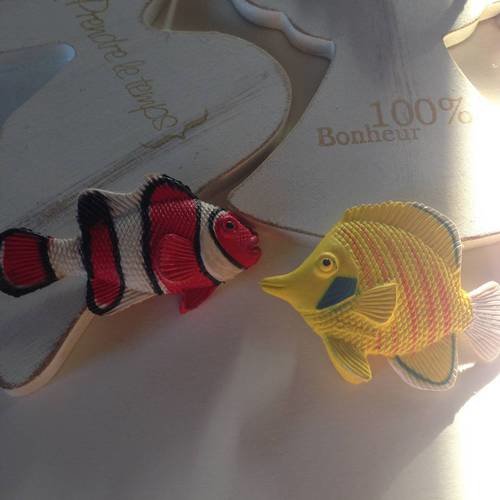 Duo de poissons en jaune et en rouge en 3d 