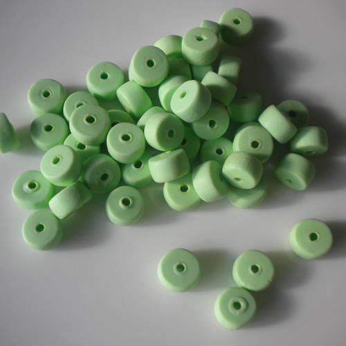Lot de dix perles rondes en vert pâle 