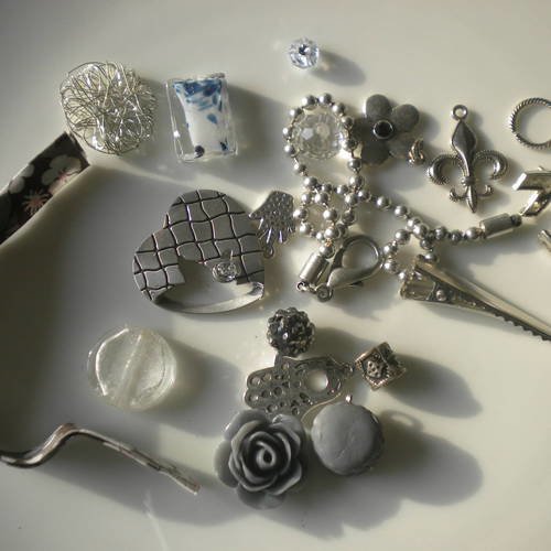 Lot de 20 perles en métal, verre, céramique, pâte polymère formes variées 