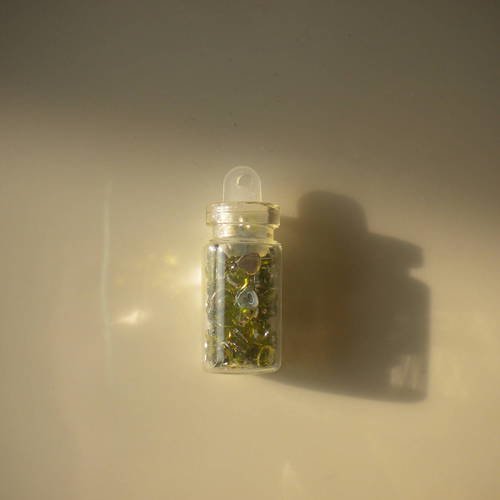 Fiole en verre 25mm avec des micropaillettes coeurs verts olive 