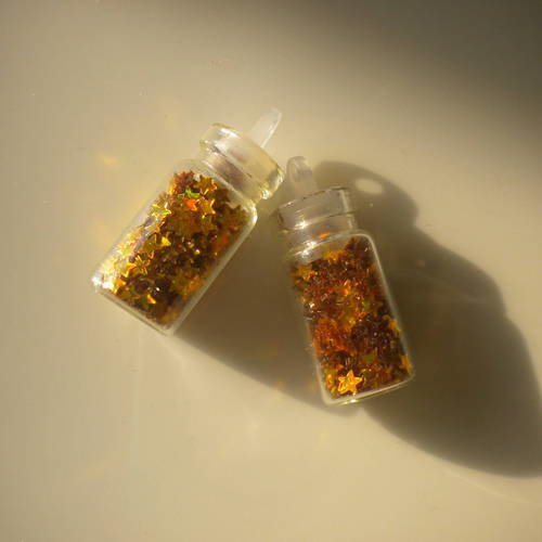 Fiole en verre 25mm avec des micro paillettes étoiles en doré 