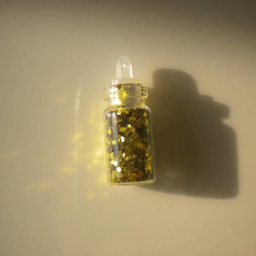 Fiole en verre 25mm avec des micro paillettes rondes en doré 