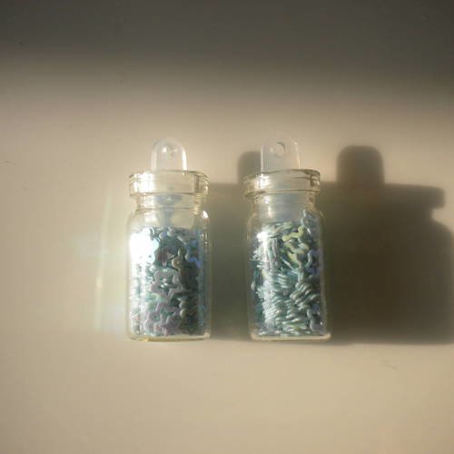 Fiole en verre 25mm avec des micro fleurs en bleu ciel 