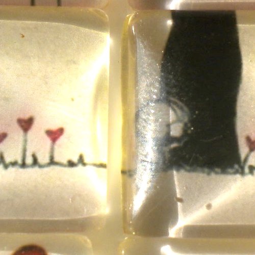 Un cabochon carré en verre 3 coeurs rouges dessin naïf 20mm -réf b
