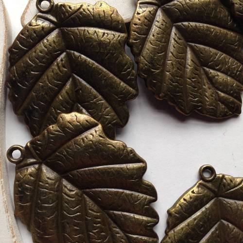 Grand pendentif feuille avec nervures en bronze x1 exemplaire 