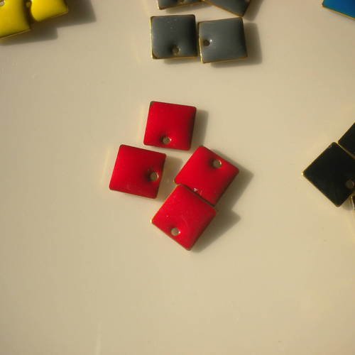 Lot de quatre breloques carrées émail en rouge 8mm