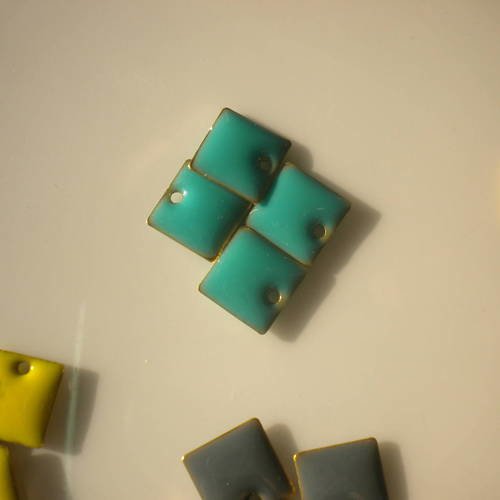 Lot de quatre breloques carrées émail en turquoise 8mm