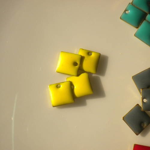 Lot de quatre breloques carrées émail en jaune 8mm