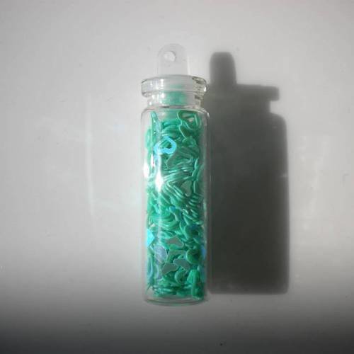 Fiole en verre 3cm avec des micropaillettes coeurs en vert amande 