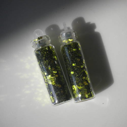 Fiole en verre 3cm avec des micro paillettes en vert olive 