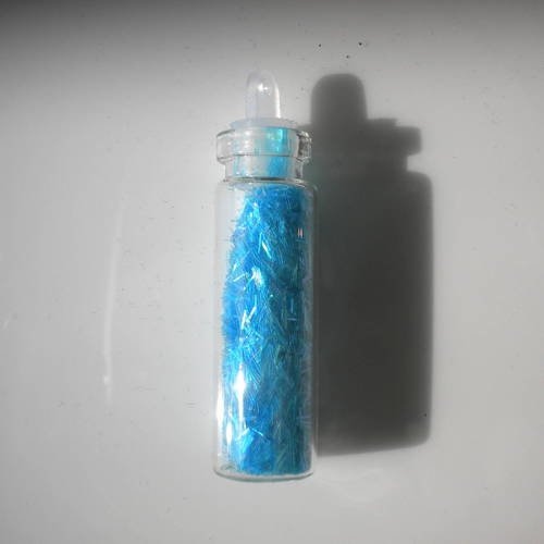 Fiole en verre 3cm avec des micro filaments en bleu ciel 