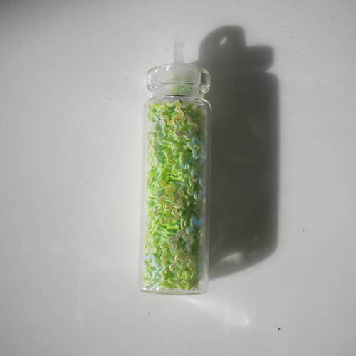 Fiole en verre 3cm avec des micropaillettes étoiles en vert 