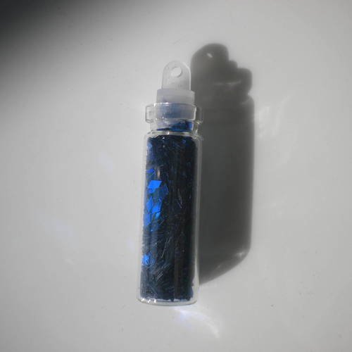 Fiole en verre 3cm avec des micropaillettes en bleu nuit 