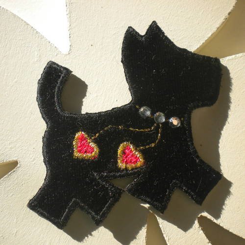 Appliqué à coudre ou coller motif chien noir strass et coeurs cousus 