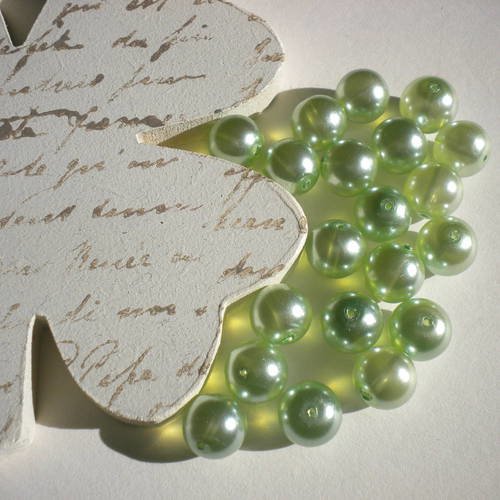 Perles nacrées en vert percées lot de 20 exemplaires 